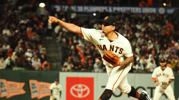 SF Giants reliever Mauricio Llovera throws a pitch. (2022)